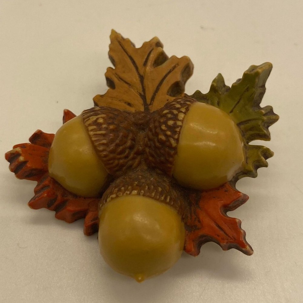 Vintage - Acorn Cluster Brooch - Unsigned - Plastic